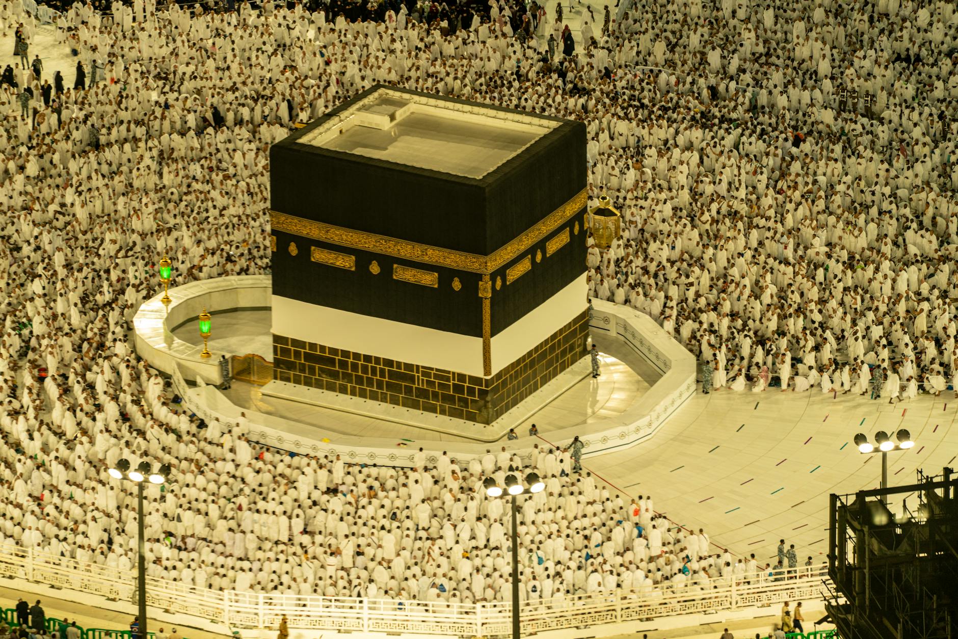 Ilustrasi daftar persyaratan umroh terbaru 2024, termasuk paspor, visa, vaksin, dan tiket perjalanan.