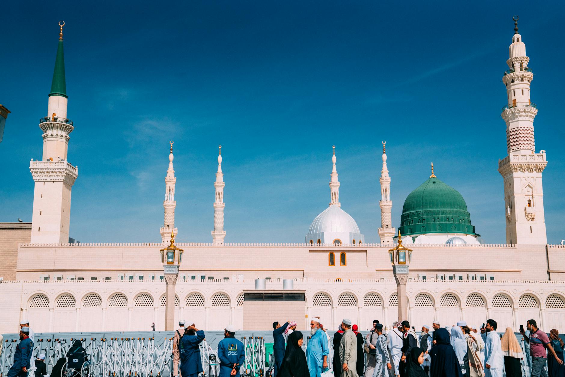 Ilustrasi daftar syarat umroh lengkap: paspor, visa, vaksin, tiket, dan persiapan keuangan