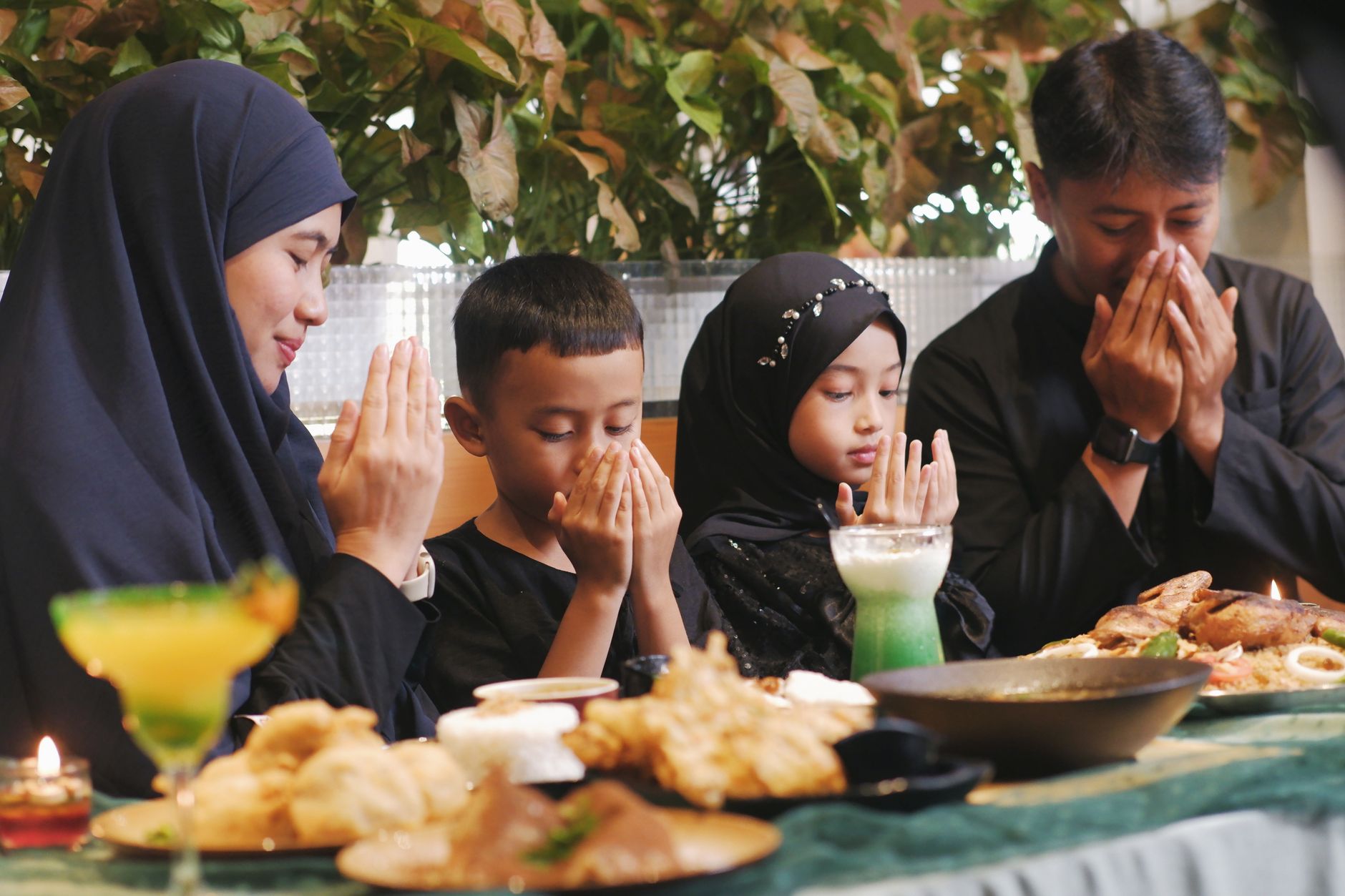 Promo umroh Agustus 2026 dengan harga spesial, paket lengkap termasuk tiket, visa, dan akomodasi.