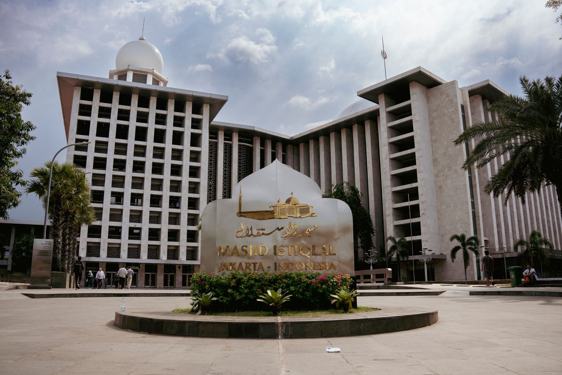 Grafik menunjukkan perkiraan biaya umroh dari Jakarta per orang pada tahun 2024.