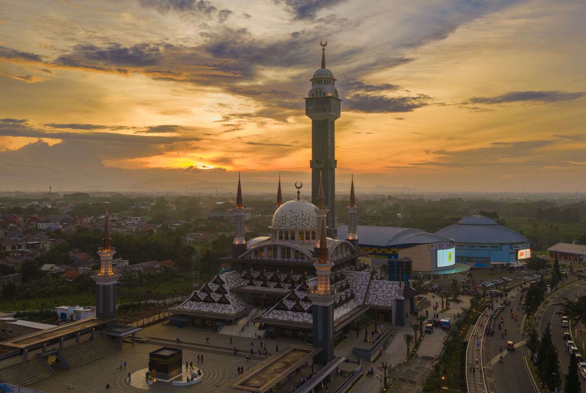 Promo Umroh Syawal 2027 dengan harga spesial, fasilitas lengkap, dan keberangkatan fleksibel.