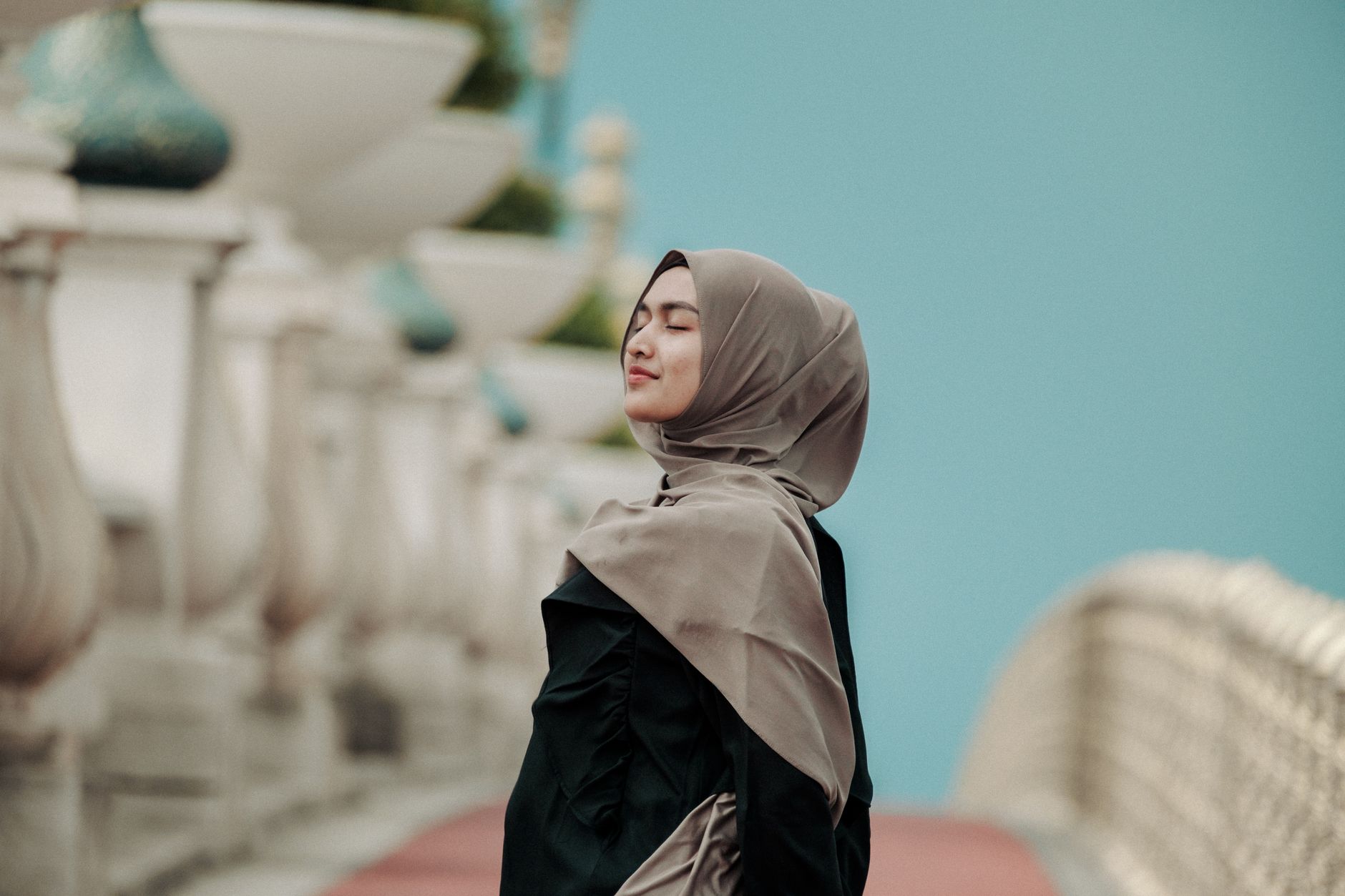 Ilustrasi persyaratan umroh bagi wanita termasuk paspor, visa, vaksin, dan pakaian ihram yang sesuai.